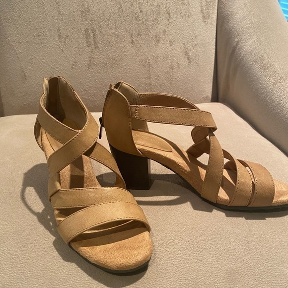 Easy street Sz 7.5 flex sole heeled sandals - Picture 1 of 5